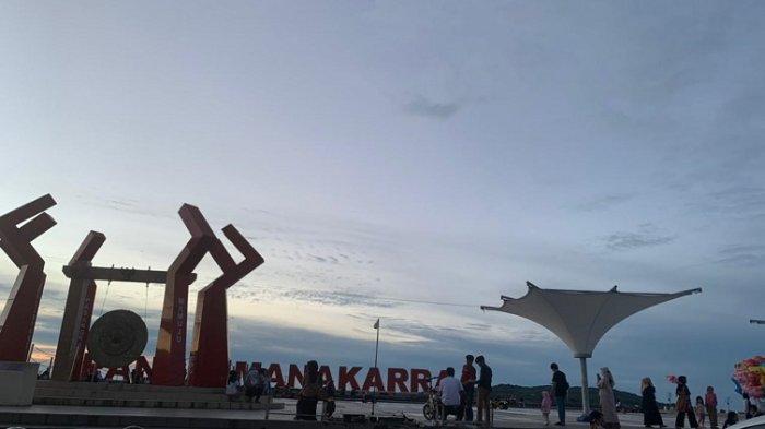 suasana-anjungan-pantai-Manakarra-Mamuju